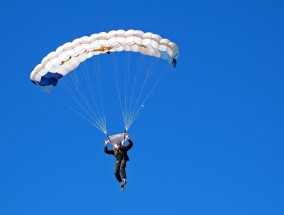 足彩网首页：杨瀚森全能数据单创生涯里程碑，八分三助攻四篮板一盖帽一抢断闪耀赛场