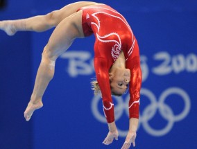 足彩网官方网站-齐佐禁区边缘倒地未获判罚 裁判决定引发赛场风波