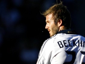 足彩网首页_篮板争夺引发风波，斯图尔特不慎击中申京后脑，裁判普通犯规判罚受关注