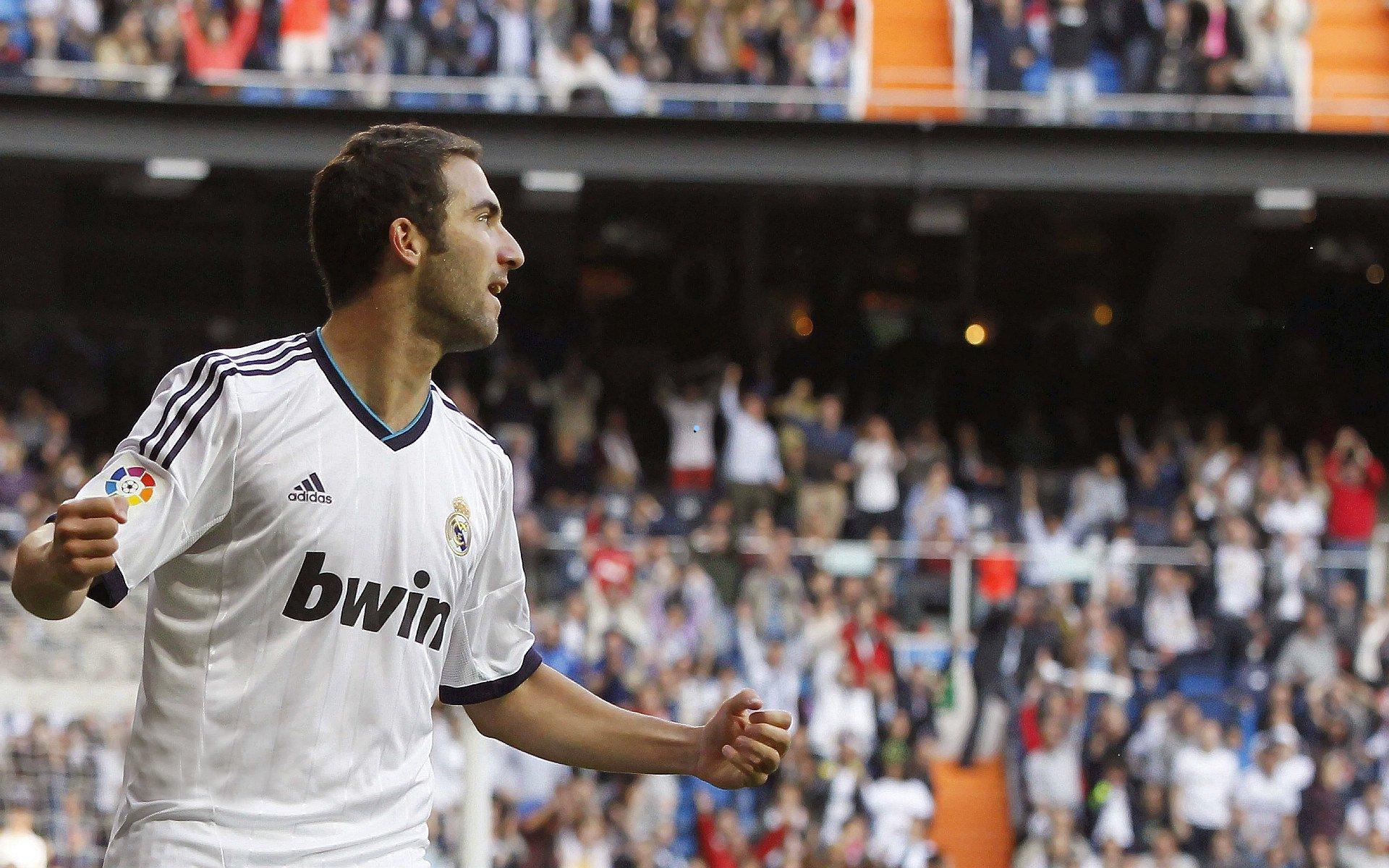 克尼佩尔快攻妙传助攻米勒暴扣 决胜时刻点燃全场激情