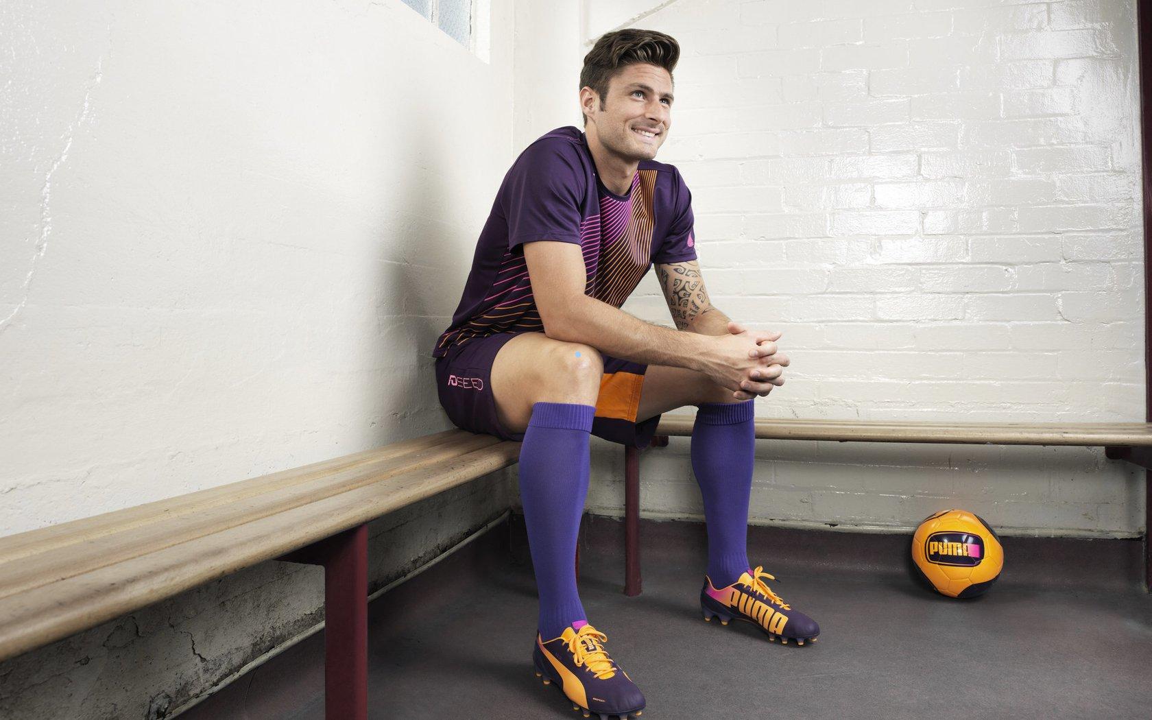 卡巴拼抢中头部受撞击，球队出于保险起见及时换人